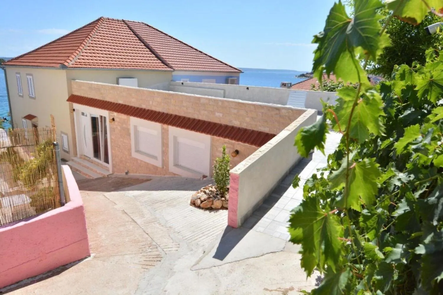 Apartments Denko Kali 0*,